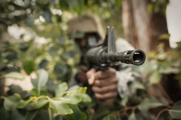 Soldat militaire gardant avec un fusil — Photo