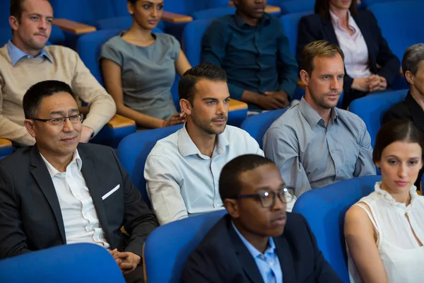 Bedrijfsleiders luisteren naar spraak — Stockfoto