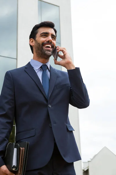 Zakenman aan het praten op mobiele telefoon — Stockfoto