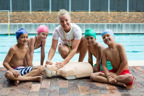 Kinderen en de instructeur tijdens de training van de redding — Stockfoto