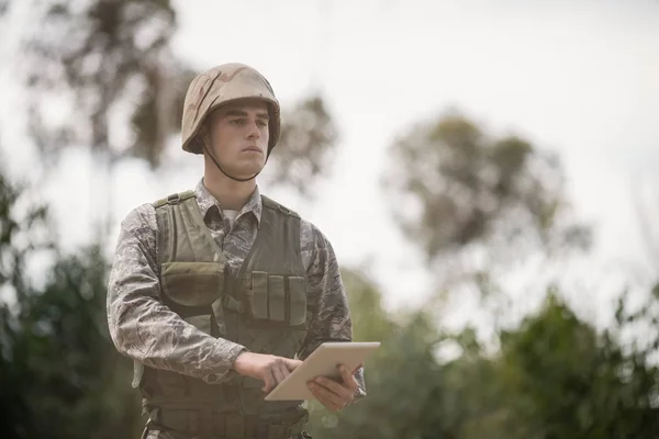 Katonai katona segítségével digitális tabletta — Stock Fotó