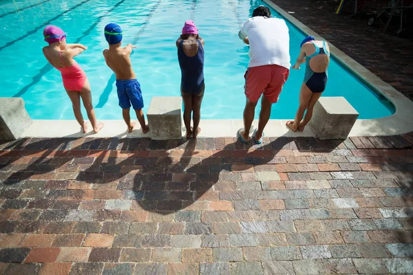 수영장에서 아이 들과 함께 남성 강사 — 스톡 사진