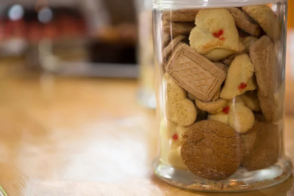 Cookies in jar on counter at coffee shop — Stock Photo, Image
