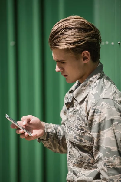 Militær soldat ved hjælp af mobiltelefon - Stock-foto