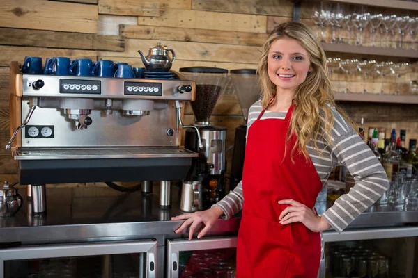 Donna in piedi vicino alla macchina del caffè in caffetteria — Foto Stock