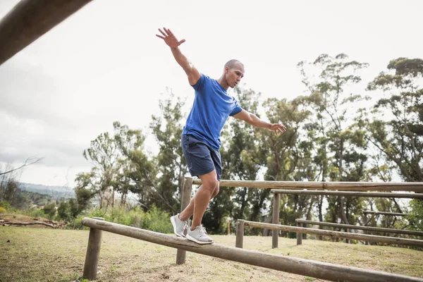 Ajuste hombre equilibrio en los obstáculos —  Fotos de Stock