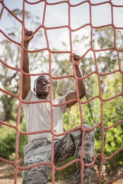 Soldat klettert Netz — Stockfoto
