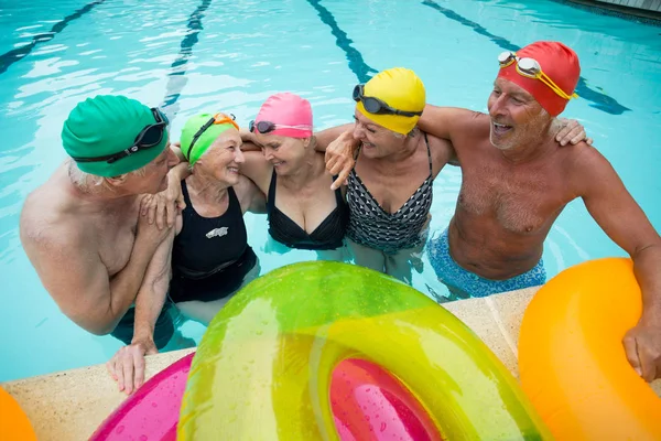 Feliz sênior nadadores desfrutando na piscina — Fotografia de Stock