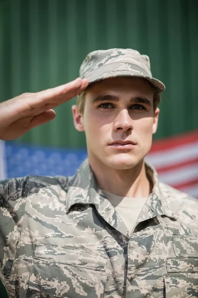 Soldado militar dando saludo — Foto de Stock