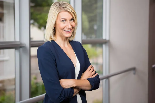 Portrait of businesswoman standing with arms crossed — Stock Photo, Image