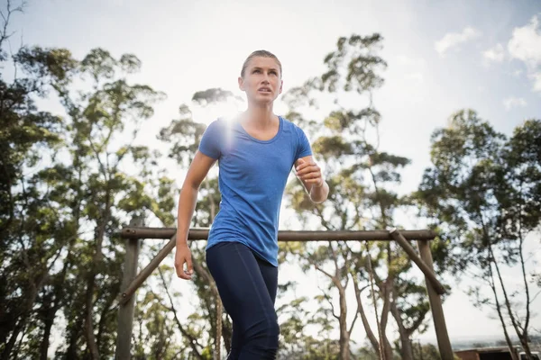 Fit vrouw loopt door hindernissenparcours — Stockfoto