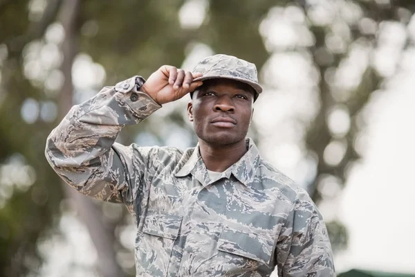 Magabiztos katonai katona — Stock Fotó