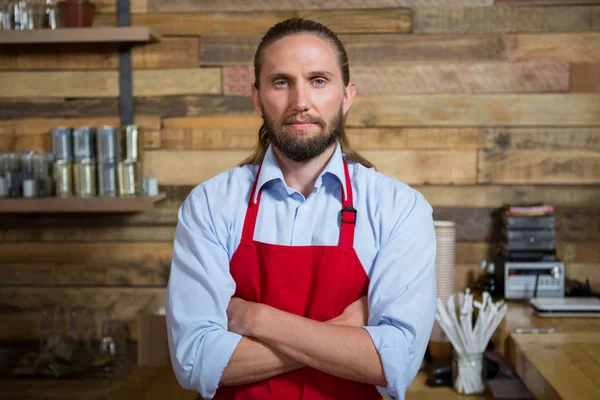 Homme barista debout bras croisés à la cafétéria — Photo