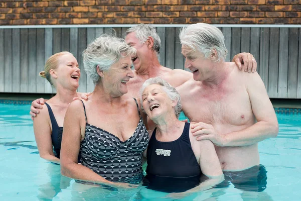 Seniores nadadores desfrutando na piscina — Fotografia de Stock