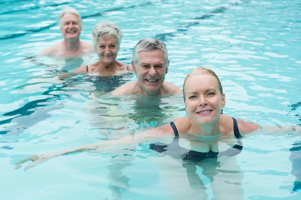 Simmare simning i poolen — Stockfoto