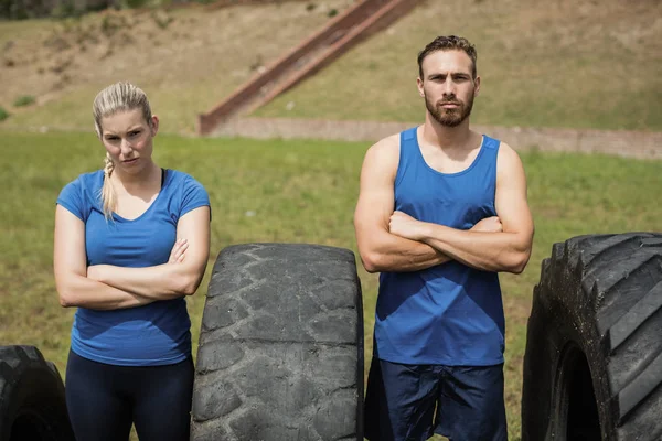 Fit und Frau mit verschränkten Armen — Stockfoto