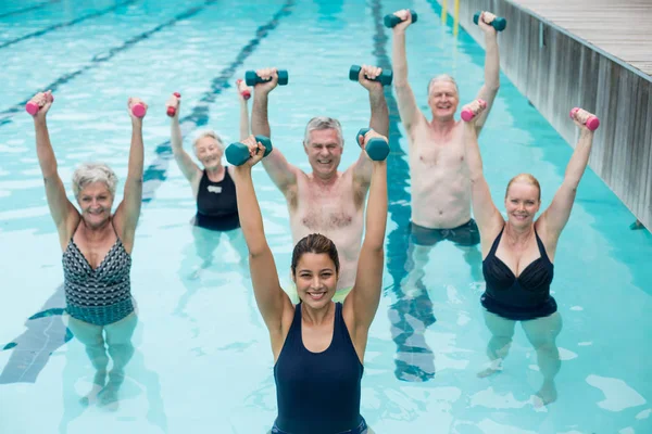 Zwemmers met trainer tijdens de training van Gewichtheffen — Stockfoto