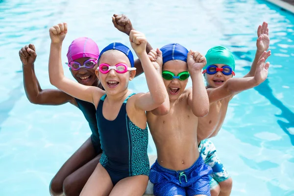 Glada barn njuter vid poolen — Stockfoto