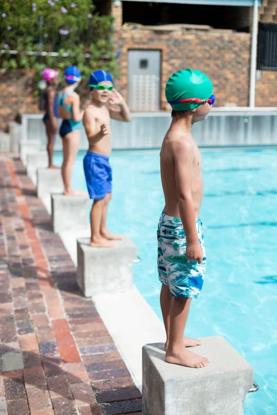 Niñas y niños esperando en los bloques de inicio — Foto de Stock