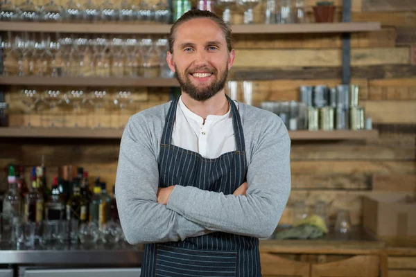 Manliga barista stående armar korsade — Stockfoto