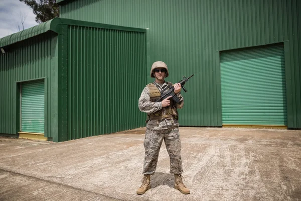 Soldado militar de pé com uma espingarda — Fotografia de Stock