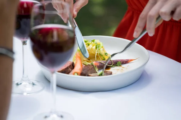 Woman having lunch at outdoor restaurant — Stock Photo, Image