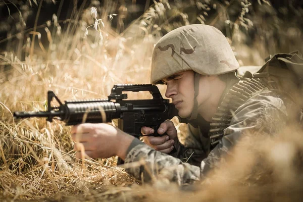 Militær soldat som sikter med rifle. – stockfoto