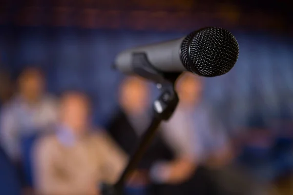 Microphone dans la salle de conférence — Photo