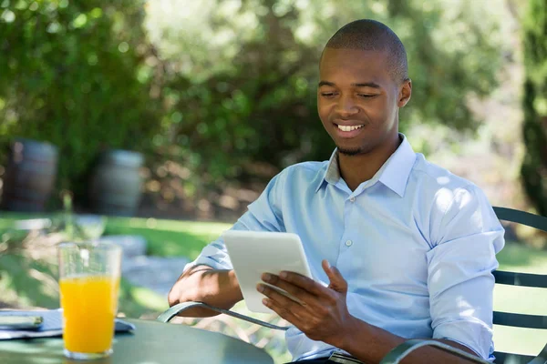 Uomo d'affari che utilizza tablet digitale al ristorante — Foto Stock