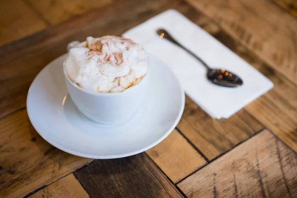 Xícara de café servido na mesa na cafetaria — Fotografia de Stock