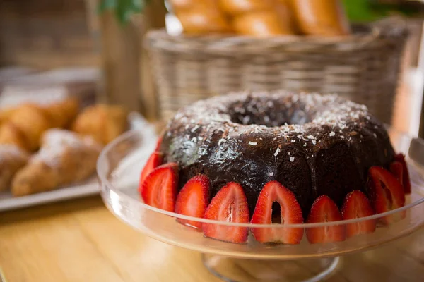 倒入蛋糕包围在咖啡屋的草莓 — 图库照片