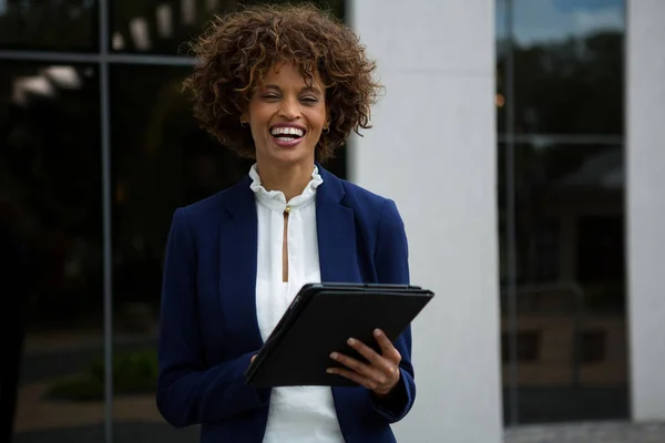 Glimlachende zakenvrouw met behulp van digitale Tablet PC — Stockfoto