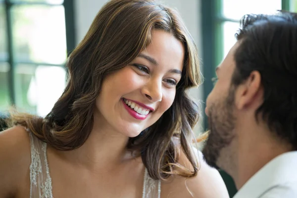 Lachende vrouw op zoek naar man in restaurant — Stockfoto