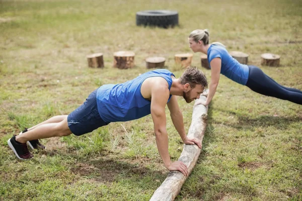 Ταιριάζει άνθρωποι εκτέλεση άσκησης pushup — Φωτογραφία Αρχείου