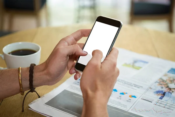 Man using phone at table in coffee shop — Stock Photo, Image