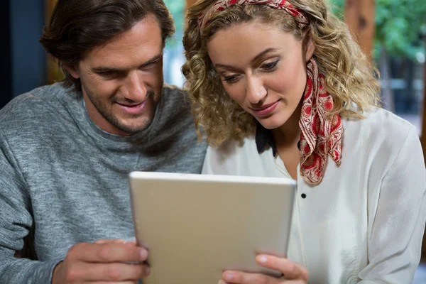 Couple utilisant une tablette numérique dans un café — Photo
