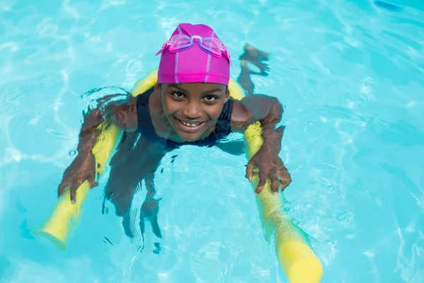 Menina nadando com macarrão piscina — Fotografia de Stock