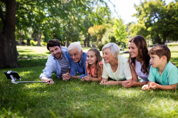 Семья из нескольких поколений лежит на траве — стоковое фото