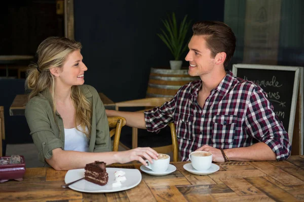 Casal amoroso conversando à mesa — Fotografia de Stock