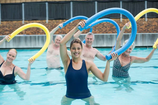 Glad tränare och senior simmare tränar — Stockfoto