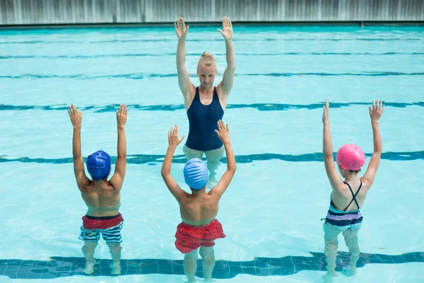 Instructeur onderwijs studenten in zwembad — Stockfoto
