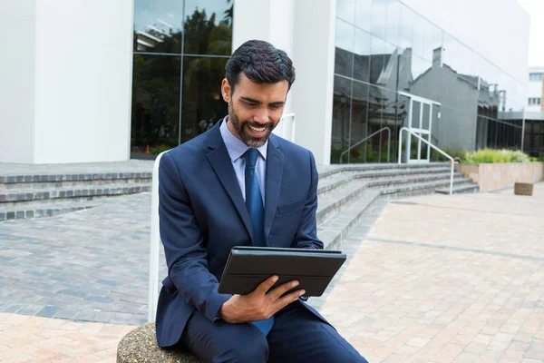 Homme d'affaires souriant utilisant une tablette numérique — Photo