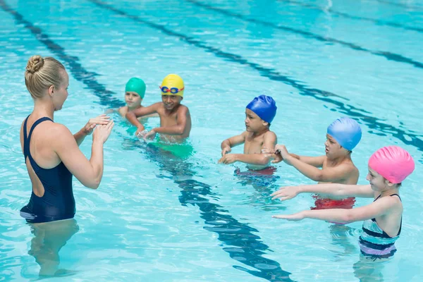 Entraîneur de natation instruisant les étudiants — Photo