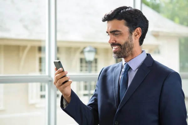 Biznesmen korzystający z telefonu komórkowego — Zdjęcie stockowe