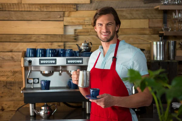 笑顔の男性バリスタがコーヒーを作る — ストック写真