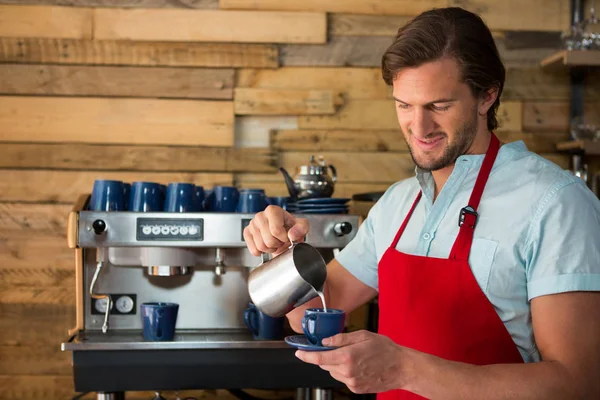 バリスタのコーヒー ショップでカップに牛乳を注ぐ — ストック写真