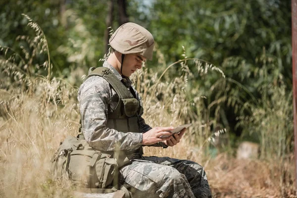 Militær soldat bruker digital nettbrett – stockfoto