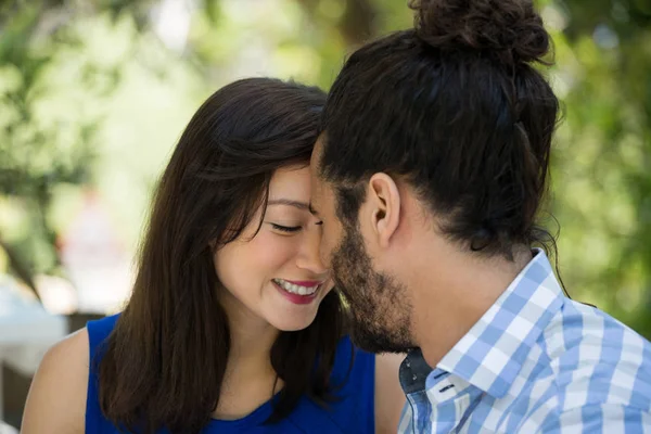 Romantik Çift boş zaman parkta harcama — Stok fotoğraf