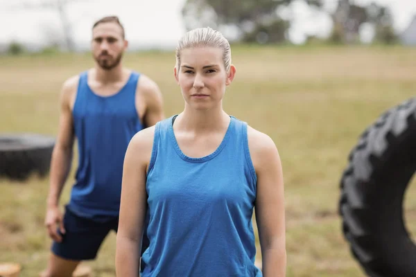 Fitte Menschen, die Dehnübungen durchführen — Stockfoto