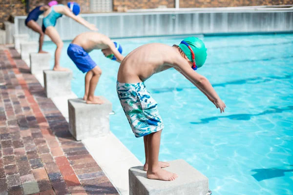 Malé plavce připravena skočit do bazénu — Stock fotografie